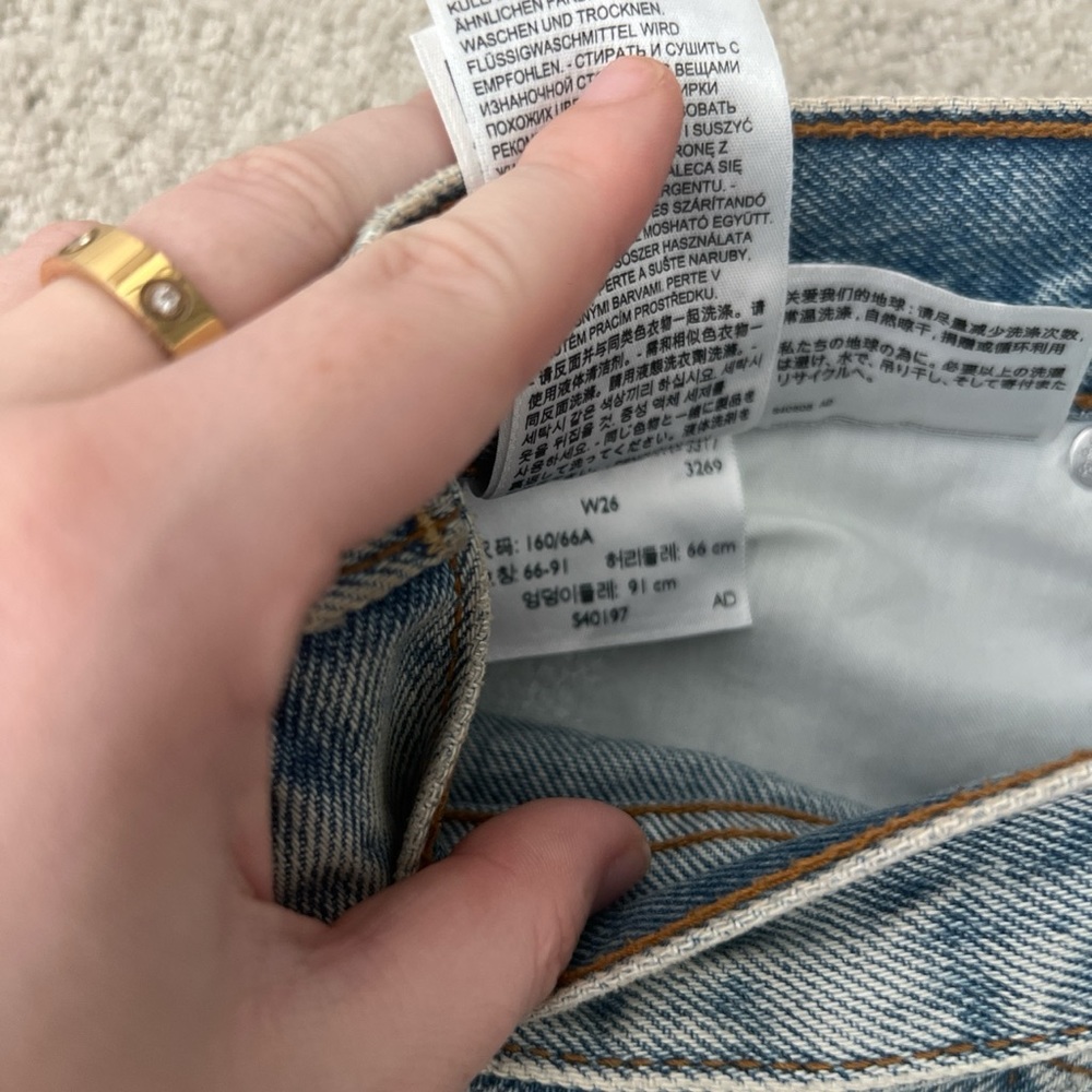 - Levi denim jean shorts - Picture 4 of 8